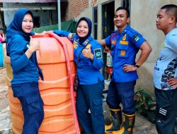 Kemarau Mulai Berdampak, Damkar Tanah Laut Sigap Kirim Air Bersih ke Rumah Duka di Desa Telaga