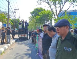 Ratusan Massa Kepung DPRD Kalsel, Desak Polda Segera Tuntaskan Kasus Dugaan UU ITE Babe Aldo