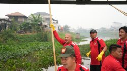 Kapolda Kalsel Turun Langsung Bersihkan Sungai dan Masjid di Dalam Pagar
