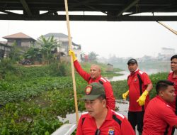 Kapolda Kalsel Turun Langsung Bersihkan Sungai dan Masjid di Dalam Pagar